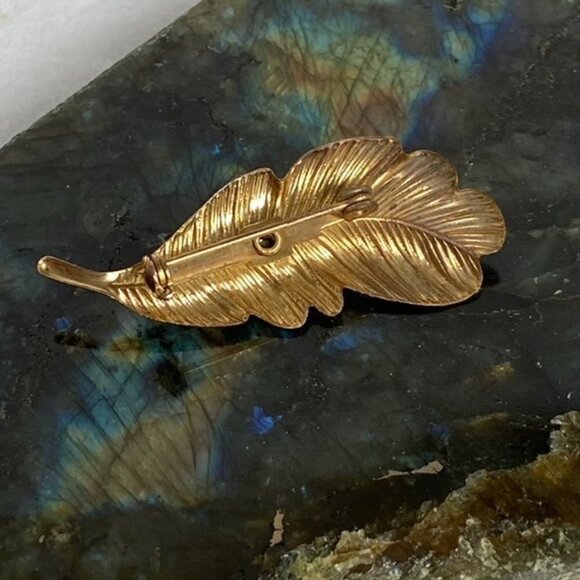 VTG 2" Gold Tone Leaf Caged Green Nephrite Jade Natural Stone Brooch Floral - Picture 8 of 12